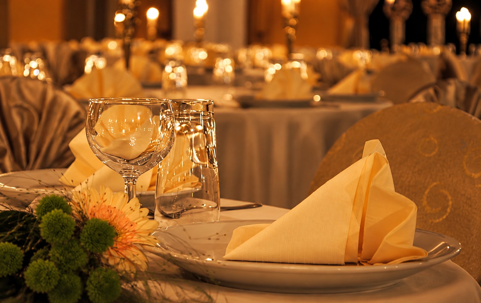 Gedeckter Tisch beim Abiball im Hotel Class, Gläser und goldene Servietten aus der Nähe