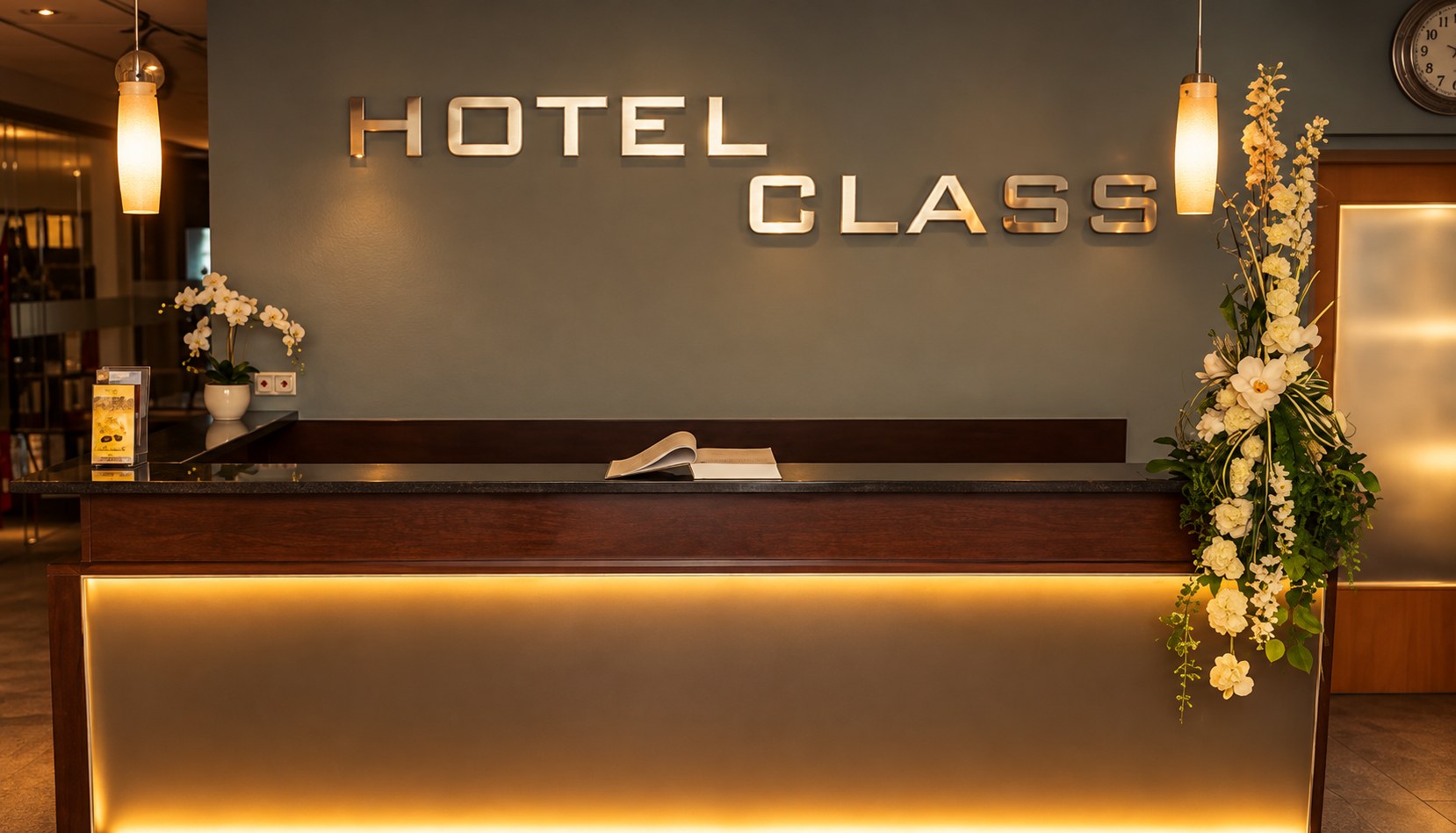 Empfang des Hotel Class mit dem Schriftzug an der Wand