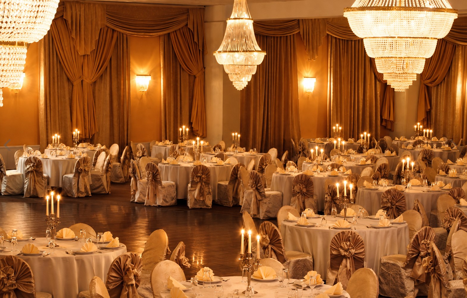 Ballsaal im Hotel Class in Hamburg-Wilhelmsburg mit Kronleuchtern und runden Tischen