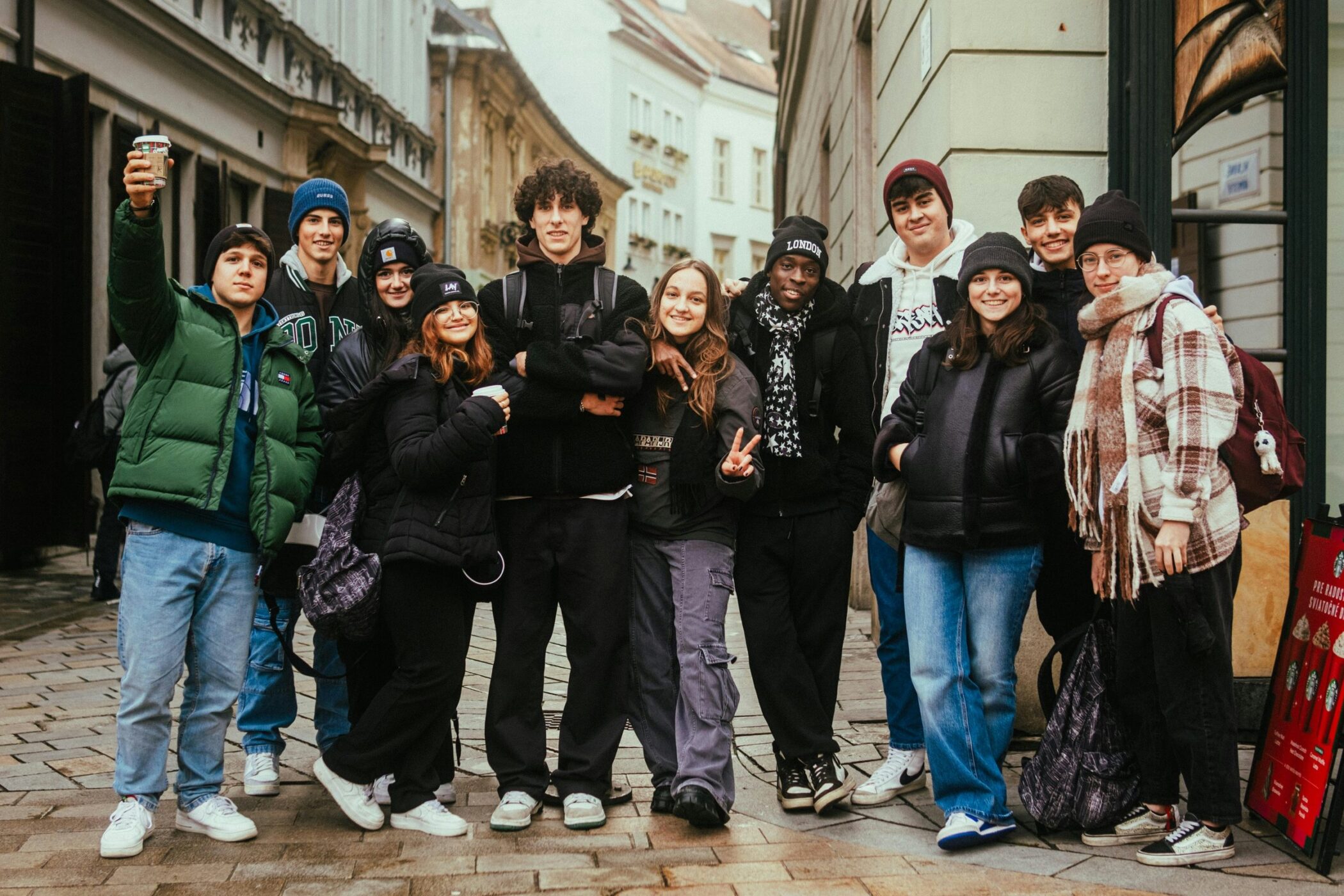 Abikomitee einer Hamburger Schule als Gruppe auf der Straße