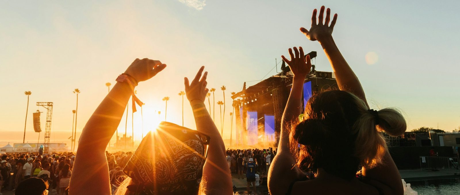 Abireise nach Goldstrand, Open-Air-Bühne im Sonnenuntergang vor jubelndem Publikum