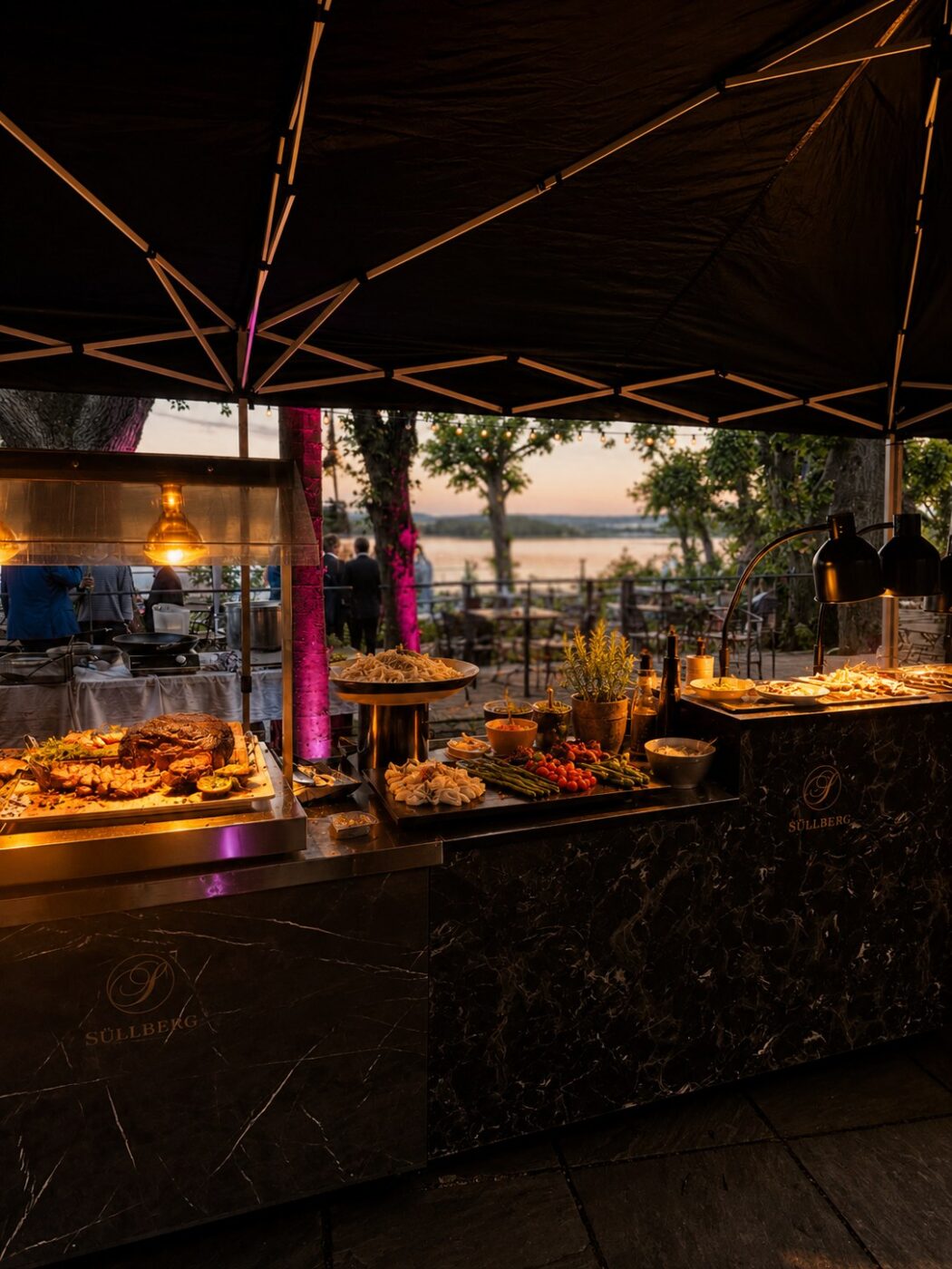 Buffet beim Abiball im Süllberg, dahinter die Fenster zur Terrasse