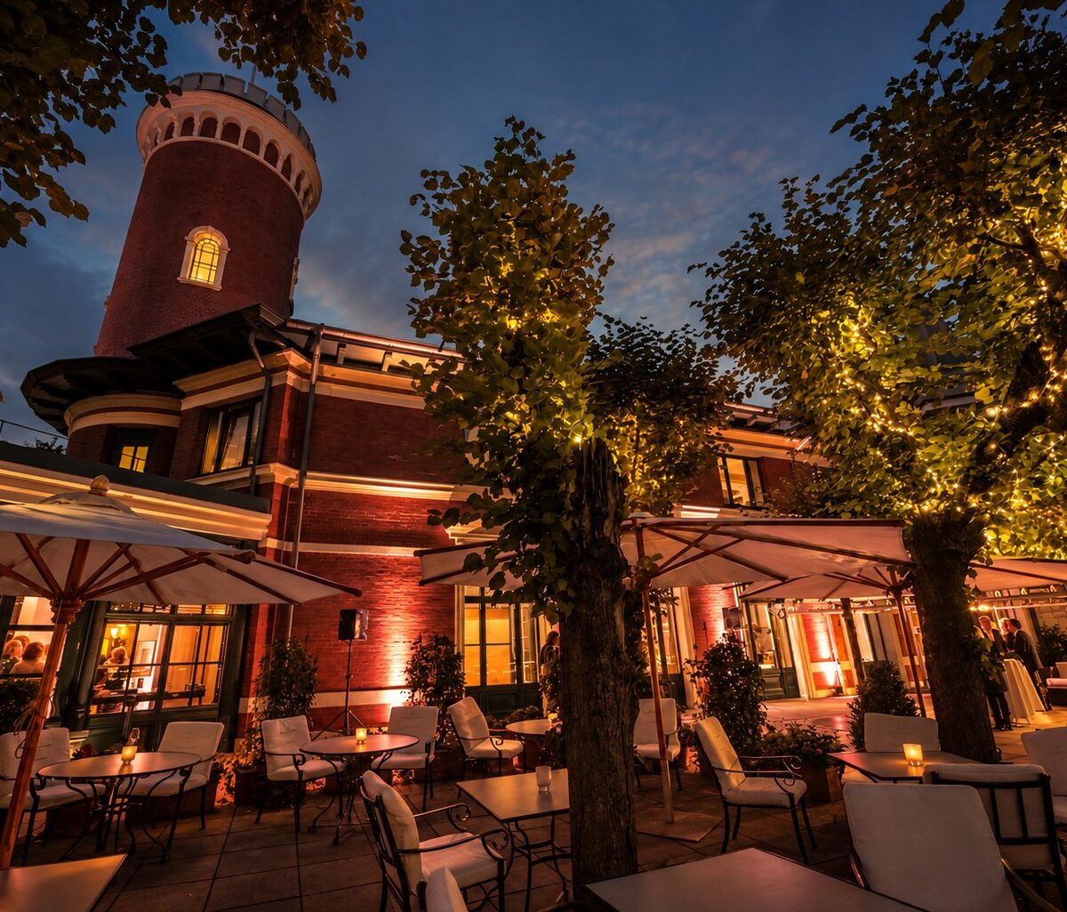 Der Süllberg in Hamburg-Blankenese am Abend, beleuchtete Terrasse unter alten Bäumen
