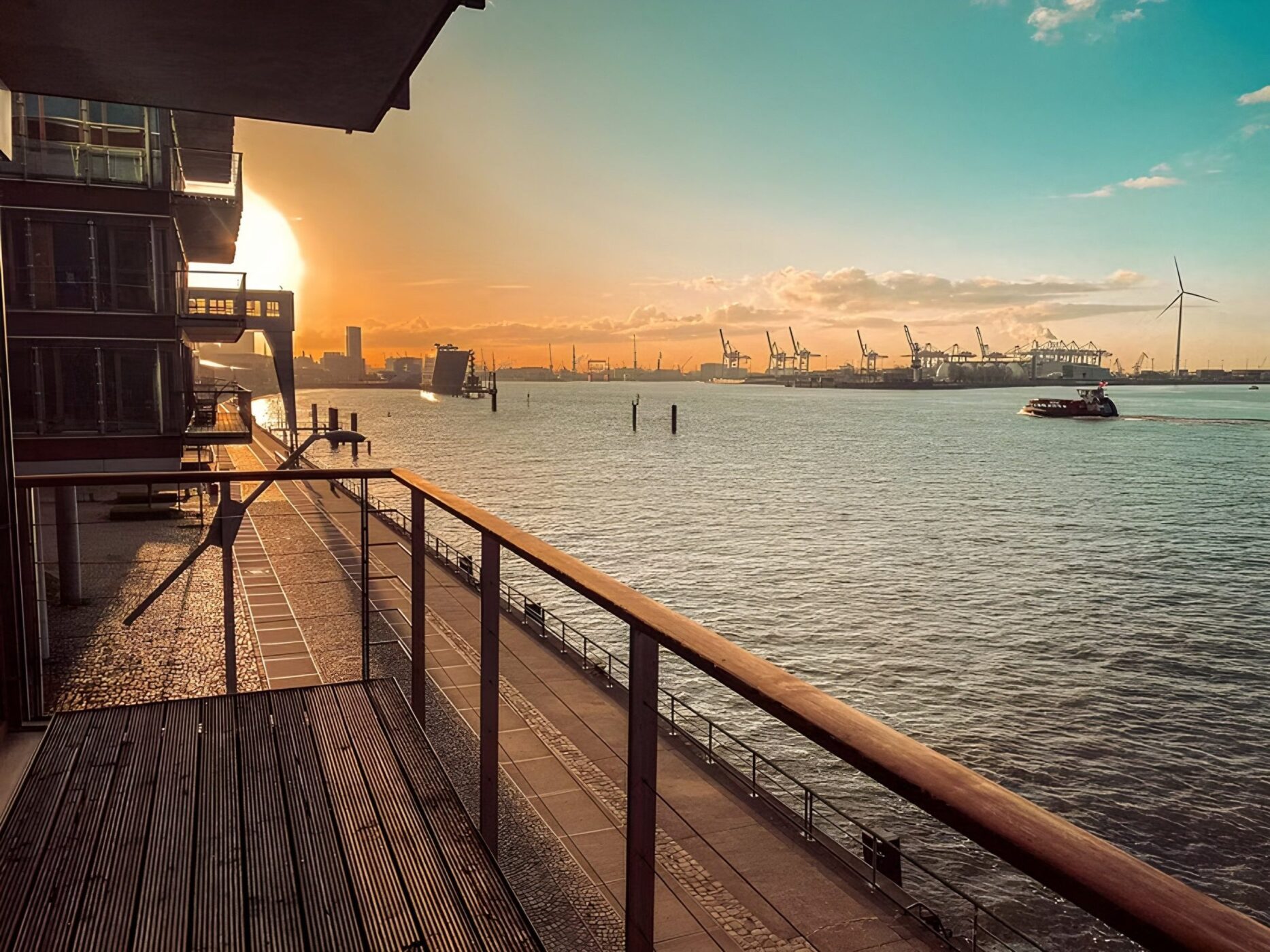 Balkon des View Eleven direkt an der Elbe, Hafenkräne im Abendlicht